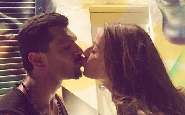 bollywood stars kiss in public