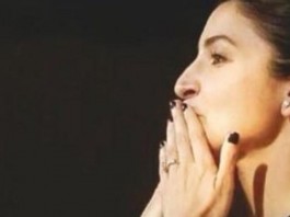anushka flying kiss to virat